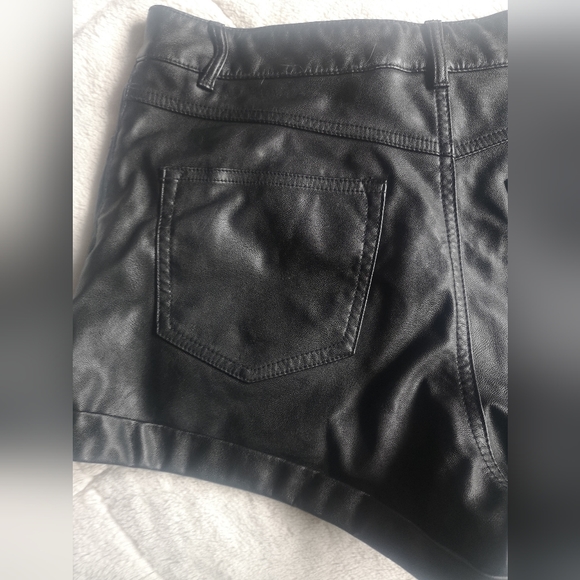 Divided faux leather shorts. Size 10 - Picture 5 of 11